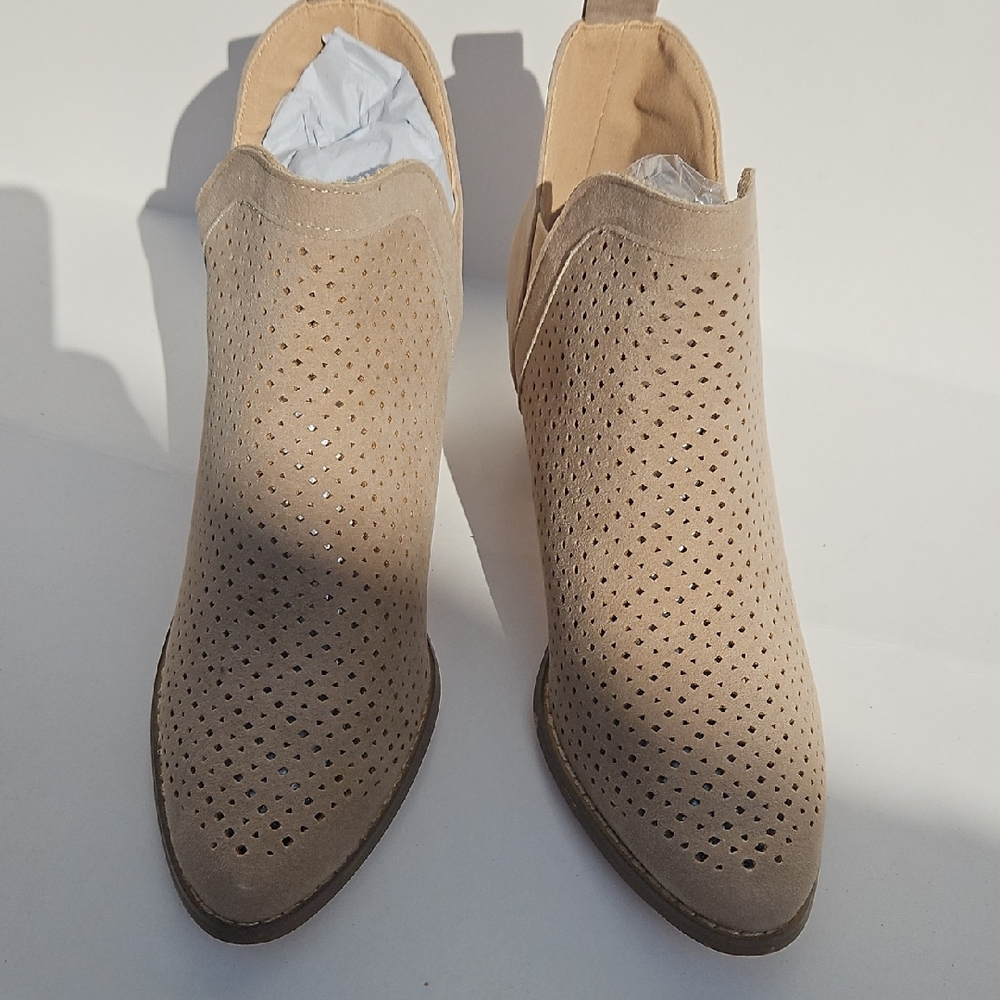 Yoki Tan Ankle Boots with V-Shaped Elastic Panels